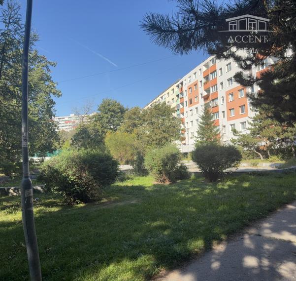 VEĽMI PEKNÝ 3IZBOVÝ BYT S BALKÓNOM A PIVNICOU (68) PETRŽALKA - GESSAYOVA  ULICA