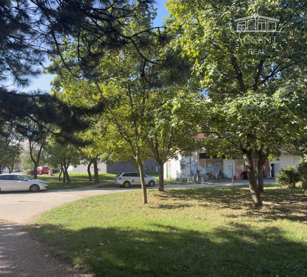 ZNÍŽENÁ CENA- VEĽMI PEKNÝ 3IZBOVÝ BYT S BALKÓNOM A PIVNICOU (68) PETRŽALKA - GESSAYOVA  ULICA