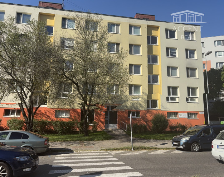 ZNÍŽENÁ CENA- VEĽMI PEKNÝ 3IZBOVÝ BYT S BALKÓNOM A PIVNICOU (68) PETRŽALKA - GESSAYOVA  ULICA