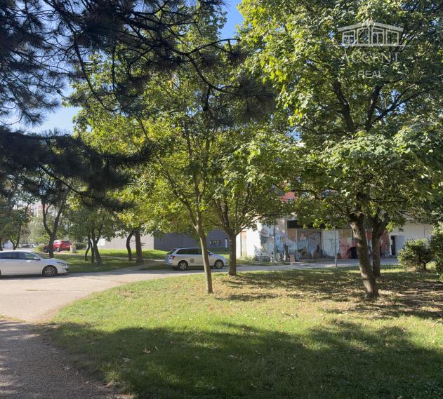 REZERVOVANÉ - ZNÍŽENÁ CENA- VEĽMI PEKNÝ 3IZBOVÝ BYT S BALKÓNOM A PIVNICOU (68) PETRŽALKA - GESSAYOVA  ULICA