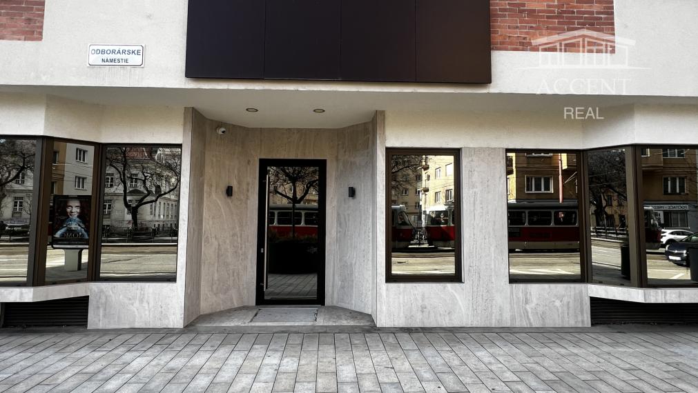 PRÉMIOVÉ OBCHODNÉ PRIESTORY S VÝKLADMI NA FREKVENTOVANEJ ULICI V CENTRE - KRÍŽNA UL.