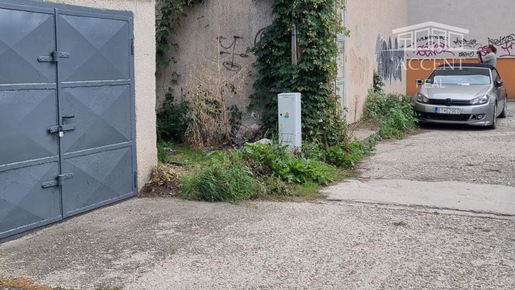 PREDAJ KOMPLETNE ZREKONŠTRUOVANEJ  GARÁŽE NA HANÁCKEJ ULICI V RUŽINOVE