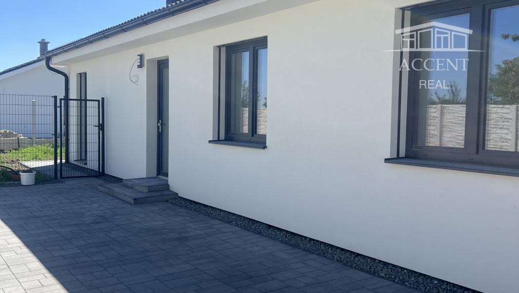 SKOLAUDOVANÉ - VEĽMI PEKNÝ, PRIESTRANNÝ 4-IZBOVÝ BUNGALOV(128M2) V NADŠTANDARDE AJ S KUCHYŇOU A SPOTREBIČMI, TERASA, EXT. ŽALÚZIE AJ PLOT V CENE