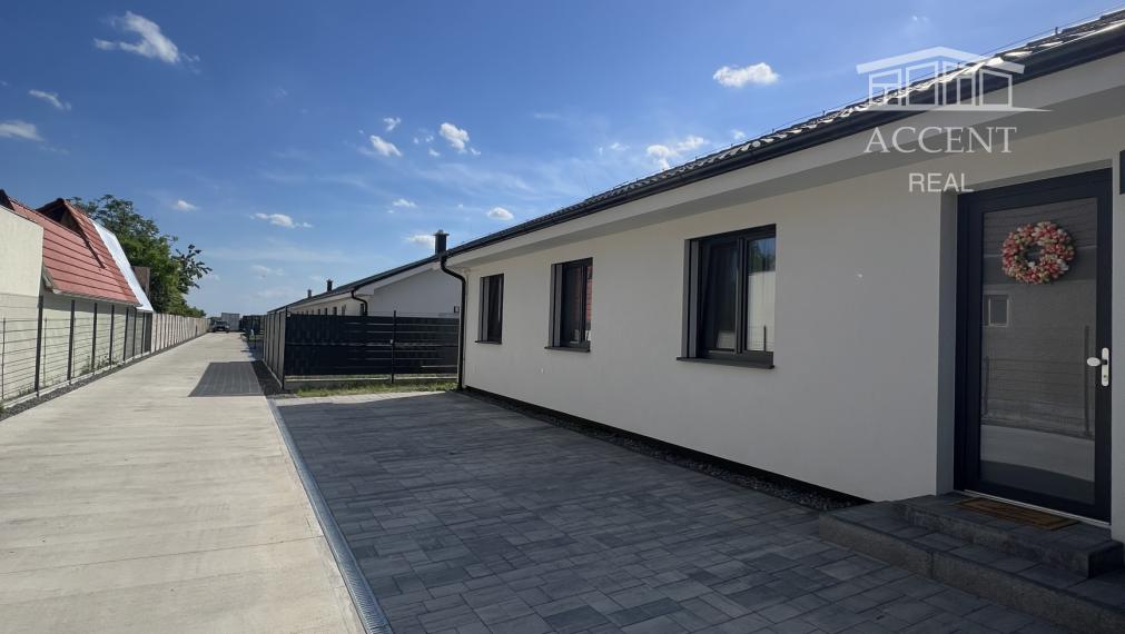 VEĽMI PEKNÝ,PRIESTRANNÝ 4-IZBOVÝ BUNGALOV(128M2)  V KVALITNOM ŠTANDARDE AJ S KUCHYŇOU (128M2), POZEMOK 403M2, TERASA AJ KOMPLET OPLOTENIE V CENE A ĎALŠIE BENEFITY