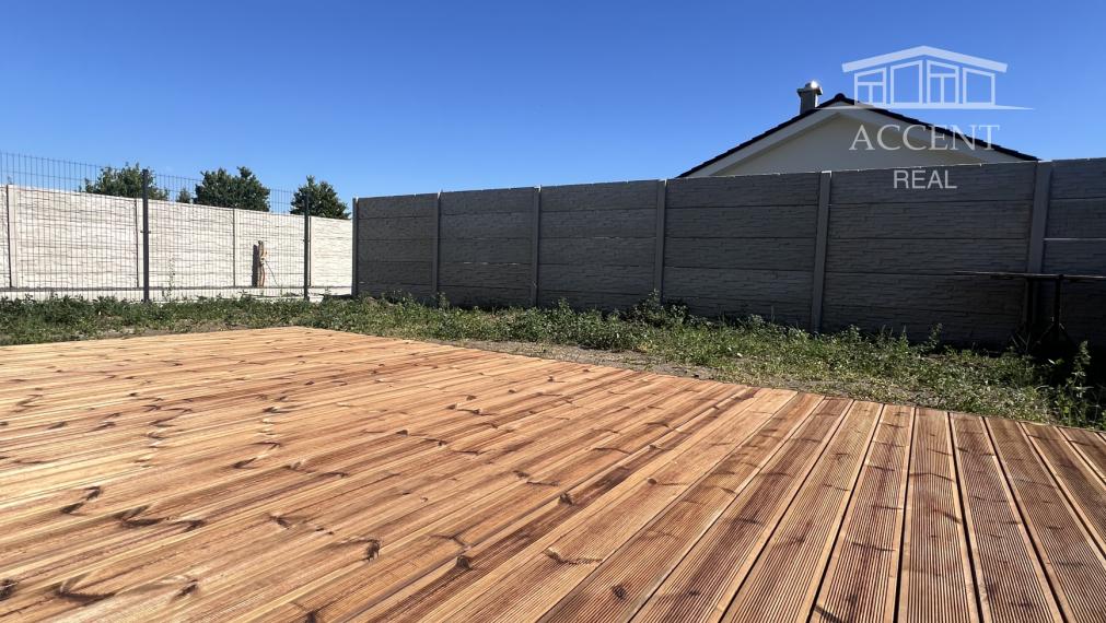 SKOLAUDOVANÝ, VEĽMI PEKNÝ, PRIESTRANNÝ 4-IZBOVÝ BUNGALOV(128M2) V NADŠTANDARDE, TERASA, EXT. ŽALÚZIE AJ PLOT V CENE, 3 PARKOVACIE MIESTA