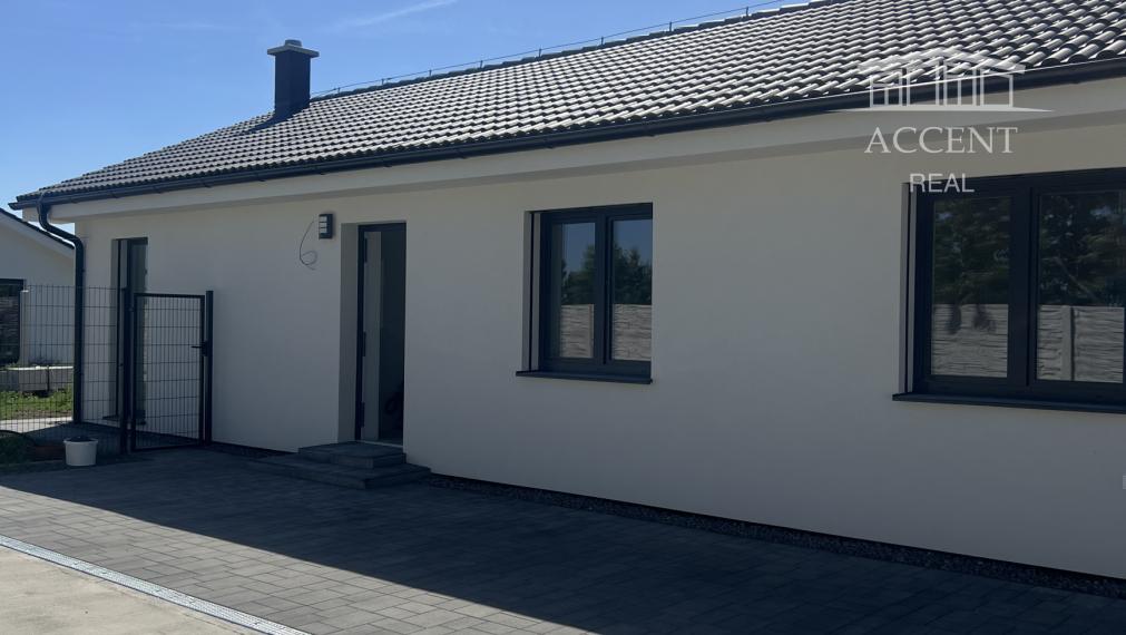 SKOLAUDOVANÝ, VEĽMI PEKNÝ, PRIESTRANNÝ 4-IZBOVÝ BUNGALOV(128M2) V NADŠTANDARDE, TERASA, EXT. ŽALÚZIE AJ PLOT V CENE, 3 PARKOVACIE MIESTA