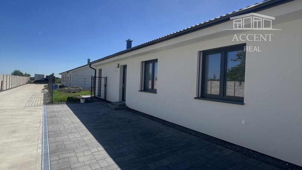 SKOLAUDOVANÝ, VEĽMI PEKNÝ, PRIESTRANNÝ 4-IZBOVÝ BUNGALOV(128M2) V NADŠTANDARDE, TERASA, EXT. ŽALÚZIE AJ PLOT V CENE, 3 PARKOVACIE MIESTA