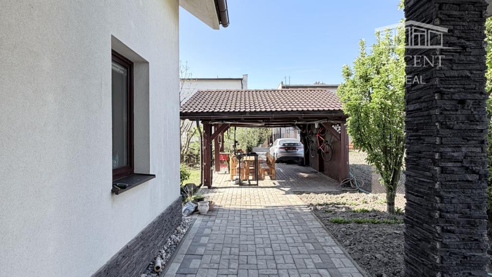 4-IZBOVÝ RODINNÝ DOM S BAZÉNOM A ALTÁNKOM V TICHEJ ČASTI BERNOLÁKOVA