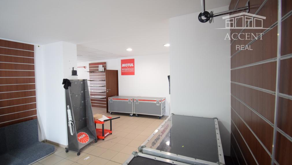 OBCHODNÉ PRIESTORY S VÝKLADOM A S KANCELÁRIAMI(125M2) + 5 PARKOVACÍCH MIEST