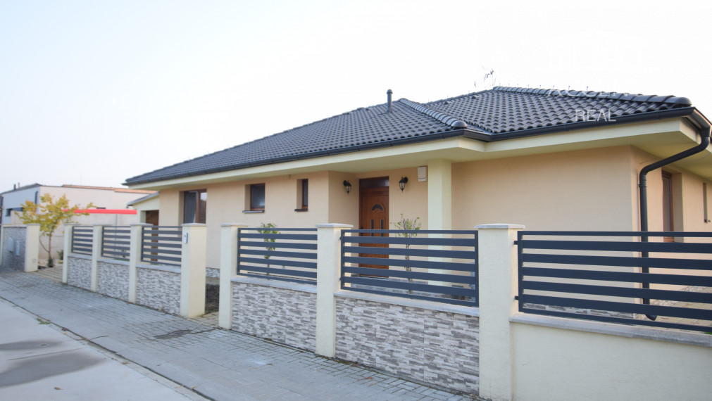 PRIESTRANNÝ 4-IZBOVÝ BUNGALOV (18M2) S GARÁŽOU  NA PEKNOM ROŽNOM POZEMKU (550M2)