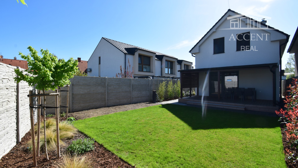 VEĽMI PEKNÝ, NADŠTANDARDNE VYBAVENÝ 4-IZBOVÝ DOM S TERASOU A ZÁHRADOU V SENCI NA SLNEČNÝCH JAZERÁCH