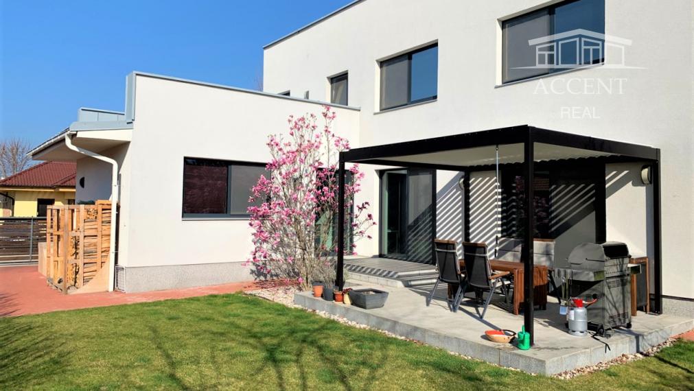 NADŠTANDARDNÝ RODINNÝ DOM (236M2) S NÁDHERNOU ZÁHRADOU (600M2) V POKOJNEJ LOKALITE CHORVÁTSKEHO GROBU