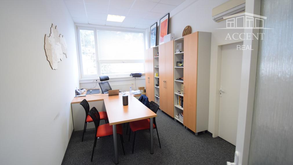 OBCHODNÉ PRIESTORY S VÝKLADOM A S KANCELÁRIAMI  NA FREKVENTOVANEJ ULICI (173 m2) IVANSKÁ CESTA