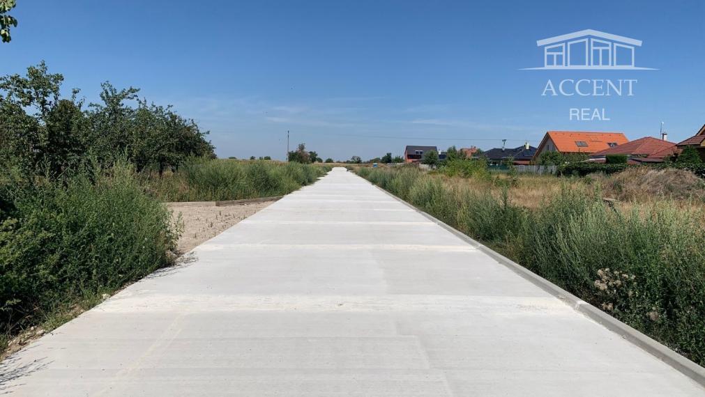 PEKNÝ STAVEBNÝ POZEMOK (626M2) S HOTOVÝM PROJEKTOM - VŠETKY INŽINIERSKE SIETE - 4KM OD SENCA - KRÁĽOVÁ PRI SENCI