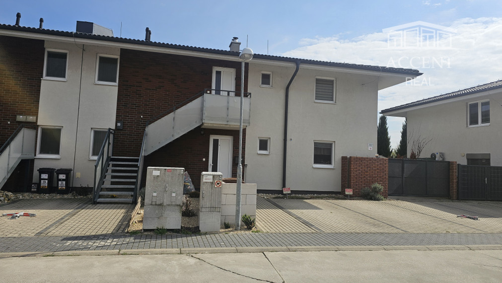ACCENT REAL - Výnimočný 3 izbový byt v RD s terasou a záhradou, 3 parkovacie miesta