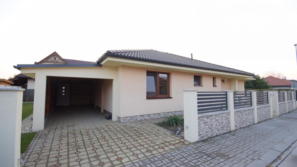 PRIESTRANNÝ 4-IZBOVÝ BUNGALOV (188M2) S GARÁŽOU A S PEKNÝM POZEMKOM (550M2) LEN 4KM OD SENCA - HRUBÝ ŚÚR