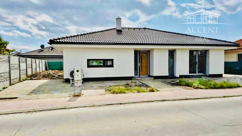 NADŠTANDARDNÝ 4-IZBOVÝ SAMOSTATNE STOJACI BUNGALOV(122M2) V SKVELEJ LOKALITE TRI VODY MALINOVO