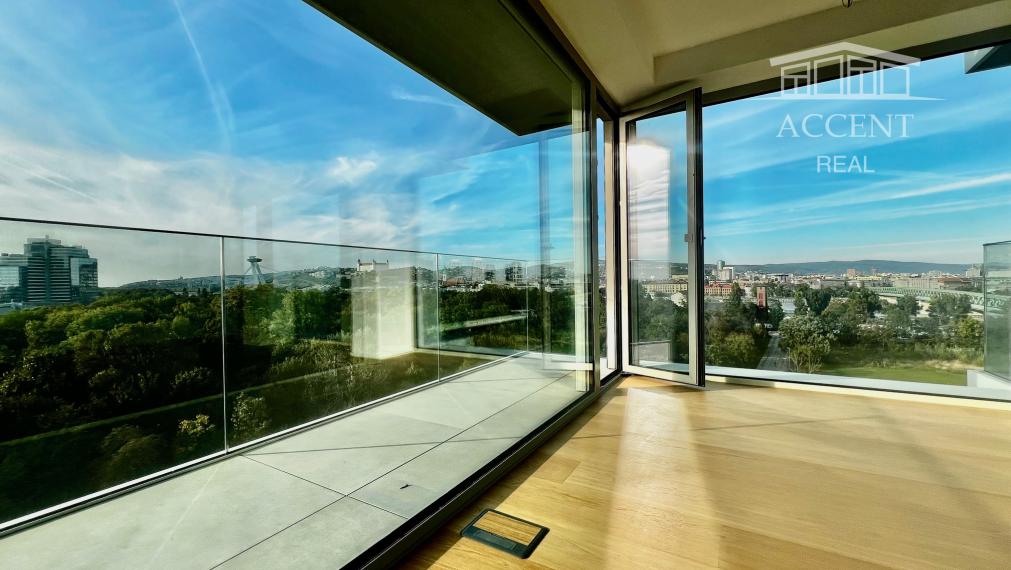 NADŠTANDARDNÝ  BYT NA 12. POSCHODÍ V NOVOSTAVBE LIGET PRI DUNAJI S PANORAMATICKÝM VÝHĽADOM NA MESTO - 2 PARKOVACIE MIESTA