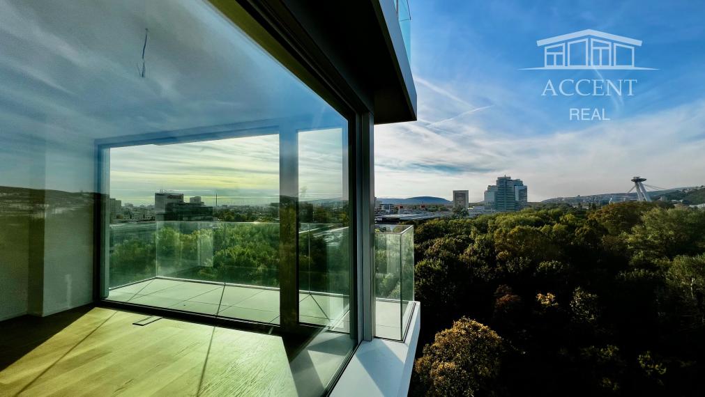 NADŠTANDARDNÝ  BYT NA 12. POSCHODÍ V NOVOSTAVBE LIGET PRI DUNAJI S PANORAMATICKÝM VÝHĽADOM NA MESTO - 2 PARKOVACIE MIESTA