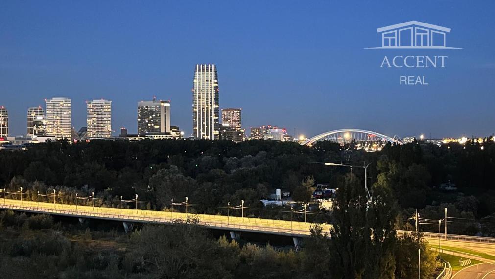NADŠTANDARDNÝ  BYT NA 12. POSCHODÍ V NOVOSTAVBE LIGET PRI DUNAJI S PANORAMATICKÝM VÝHĽADOM NA MESTO - 2 PARKOVACIE MIESTA