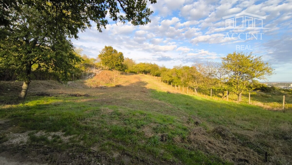 STAVEBNÝ POZEMOK - RAČA