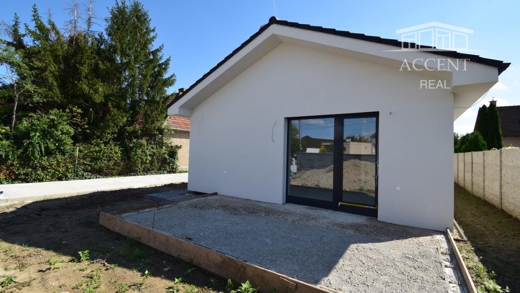 SAMOSTATNE STOJACI 4-IZBOVÝ BUNGALOV(126M2)  V KRÁĽOVEJ PRI SENCI - MOŽNOSŤ DOKONČENIA DO ŠTANDARDU VRÁTANE KUCHYNE