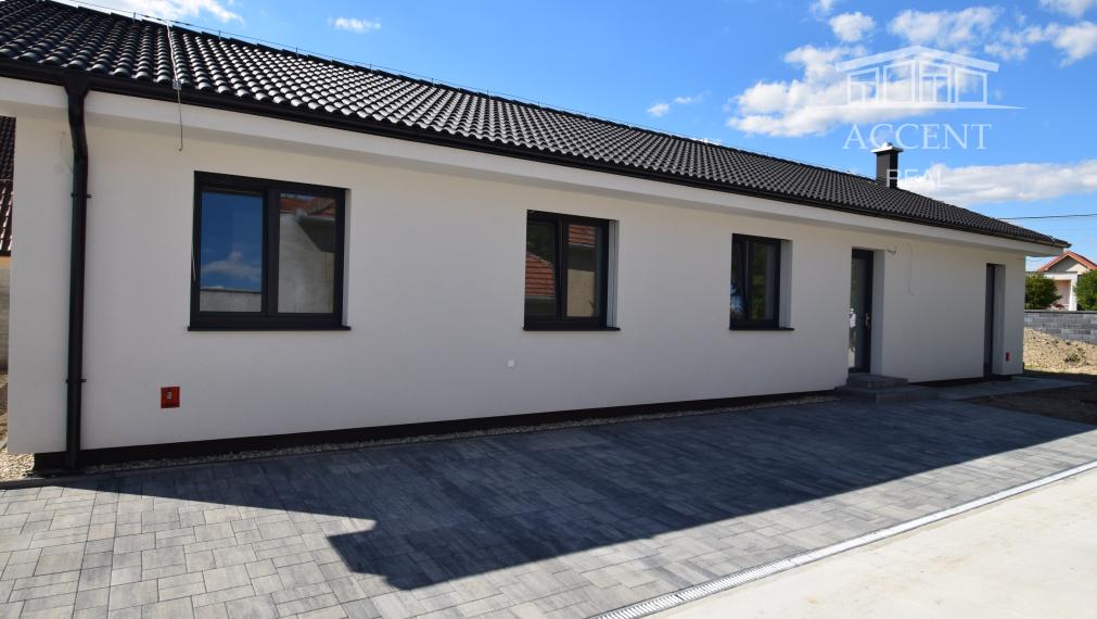 SAMOSTATNE STOJACI 4-IZBOVÝ BUNGALOV(126M2)  V KRÁĽOVEJ PRI SENCI - MOŽNOSŤ DOKONČENIA DO ŠTANDARDU VRÁTANE KUCHYNE