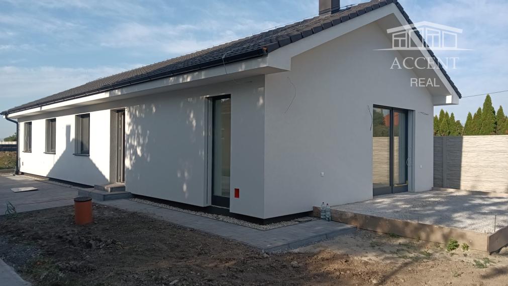 SAMOSTATNE STOJACI 4-IZBOVÝ BUNGALOV(126M2)  V KRÁĽOVEJ PRI SENCI - MOŽNOSŤ DOKONČENIA DO ŠTANDARDU VRÁTANE KUCHYNE