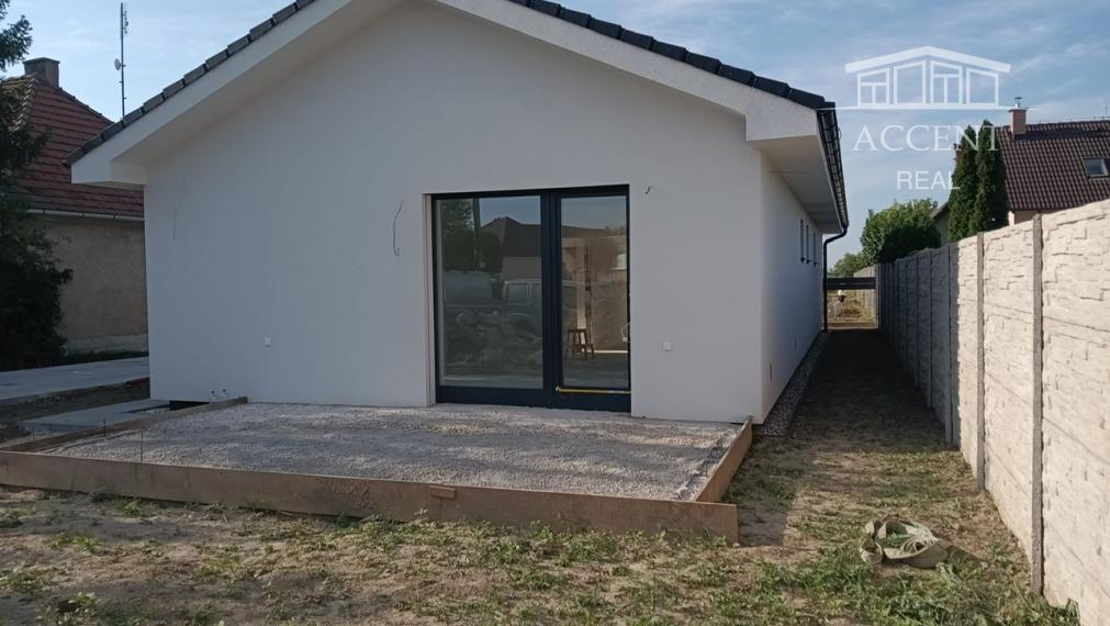 SAMOSTATNE STOJACI 4-IZBOVÝ BUNGALOV(126M2)  V KRÁĽOVEJ PRI SENCI - MOŽNOSŤ DOKONČENIA DO ŠTANDARDU VRÁTANE KUCHYNE