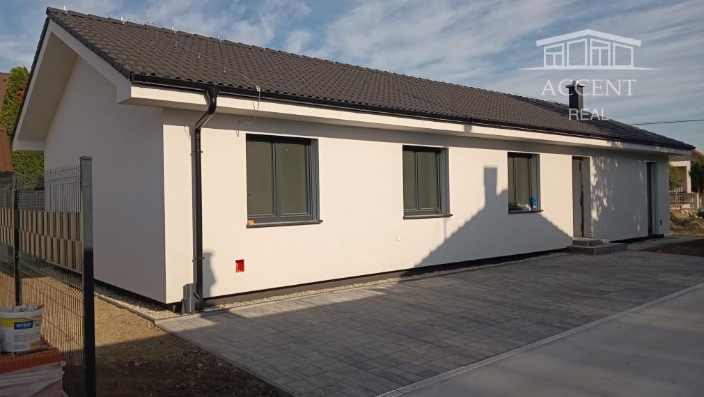 SAMOSTATNE STOJACI 4-IZBOVÝ BUNGALOV(126M2)  V KRÁĽOVEJ PRI SENCI - MOŽNOSŤ DOKONČENIA DO ŠTANDARDU VRÁTANE KUCHYNE