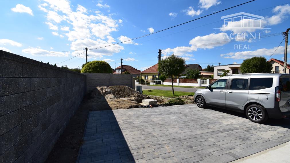 SAMOSTATNE STOJACI 4-IZBOVÝ BUNGALOV(126M2)  V KRÁĽOVEJ PRI SENCI - MOŽNOSŤ DOKONČENIA DO ŠTANDARDU VRÁTANE KUCHYNE