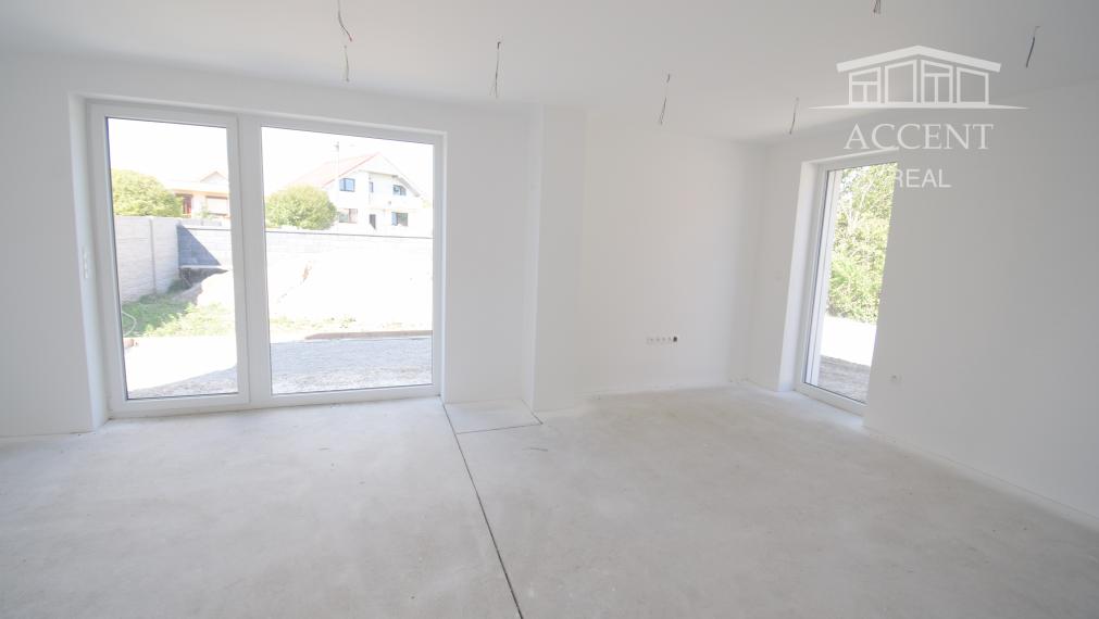 SAMOSTATNE STOJACI 4-IZBOVÝ BUNGALOV(126M2)  V KRÁĽOVEJ PRI SENCI - MOŽNOSŤ DOKONČENIA DO ŠTANDARDU VRÁTANE KUCHYNE