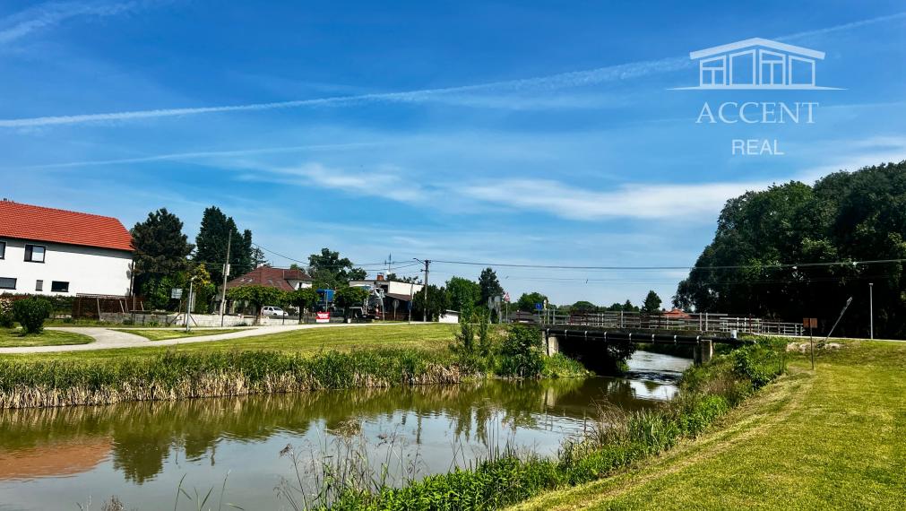 SAMOSTATNE STOJACI 4-IZBOVÝ BUNGALOV(126M2)  V KRÁĽOVEJ PRI SENCI - MOŽNOSŤ DOKONČENIA DO ŠTANDARDU VRÁTANE KUCHYNE