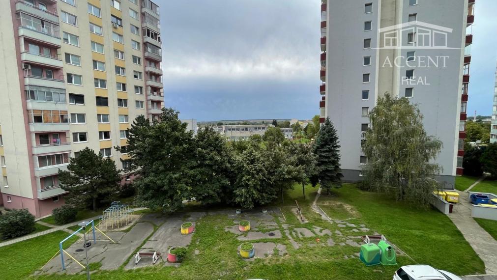 PEKNÝ 3-IZBOVÝ BYT S VEĽKOU  LOGGIOU (72M2) BLÍZKO CENTRA- KOMENSKÉHO ULICA MODRA