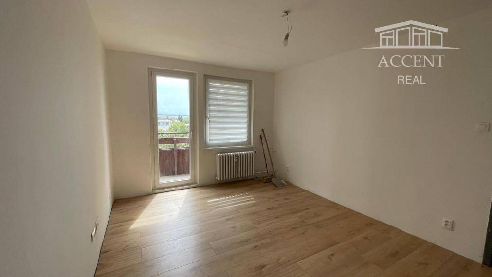 PEKNÝ 3-IZBOVÝ BYT S VEĽKOU  LOGGIOU (72M2) BLÍZKO CENTRA- KOMENSKÉHO ULICA MODRA