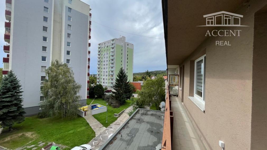 PEKNÝ 3-IZBOVÝ BYT S VEĽKOU  LOGGIOU (72M2) BLÍZKO CENTRA- KOMENSKÉHO ULICA MODRA