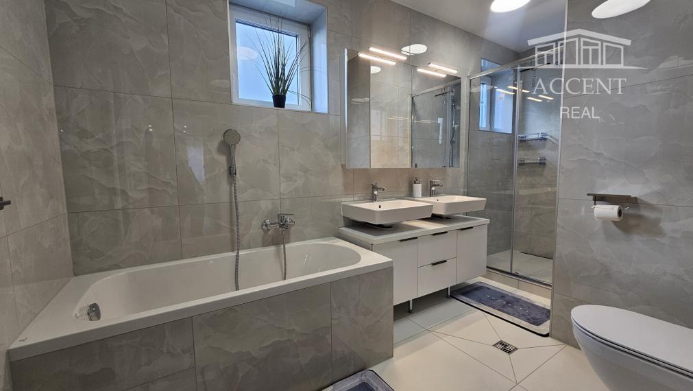 PRIESTRANNÝ 3-IZBOVÝ BYT S PARKOVANIM A PIVNICOU(78M2) v Rodinnom dome - PASIENKOVA ULICA