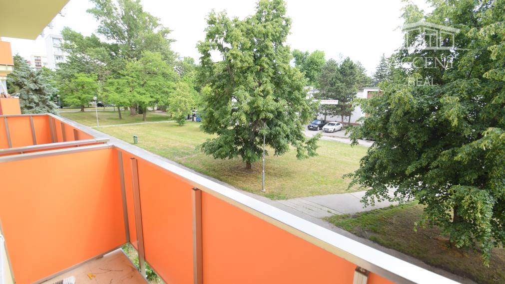 PRIPRAVUJEME PRE VÁS - PREDAJ KOMPLETNE ZREKONŠTRUOVANÉHO 3 IZBOVÉHO BYTU (70 M2)V RUŽINOVE VO VÝBORNEJ LOKALITE PLNEJ ZELENE