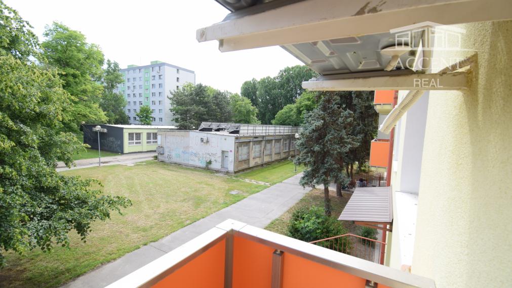 PRIPRAVUJEME PRE VÁS - PREDAJ KOMPLETNE ZREKONŠTRUOVANÉHO 3 IZBOVÉHO BYTU (70 M2)V RUŽINOVE VO VÝBORNEJ LOKALITE PLNEJ ZELENE