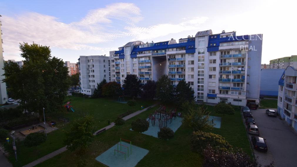 PRIESTRANNÝ 2-IZBOVÝ BYT S BALKÓNOM A PIVNICOU(57M2) - DVOJKRÍŽNA ULICA