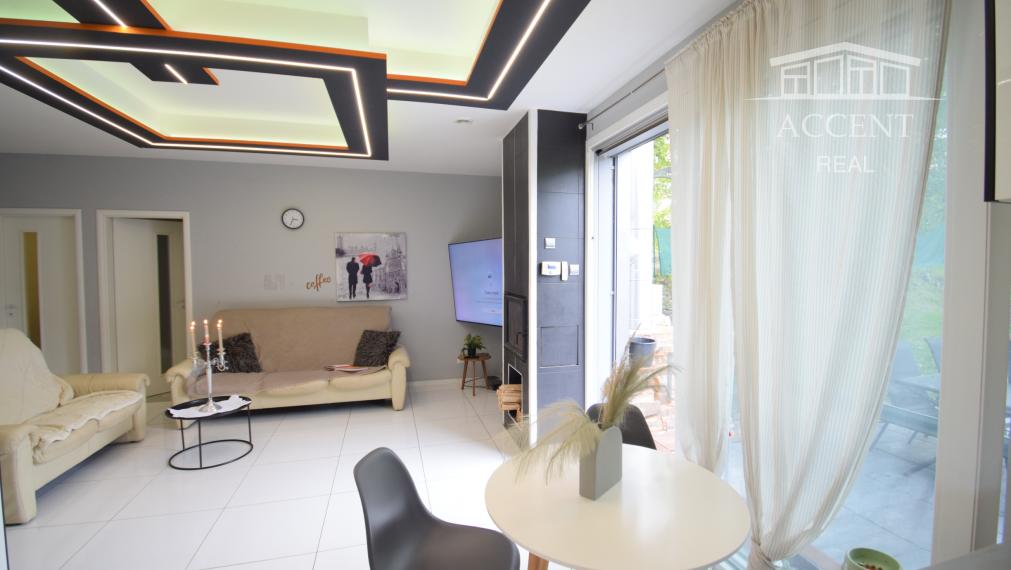 NÁDHERNÝ SLNEČNÝ POZEMOK POD LESOM (1427M2) S KOMPLETNE ZARIADENÝM 4-IZBOVÝM MOBILNÝM DOMOM (100M2) - PEKNÁ CESTA RAČA