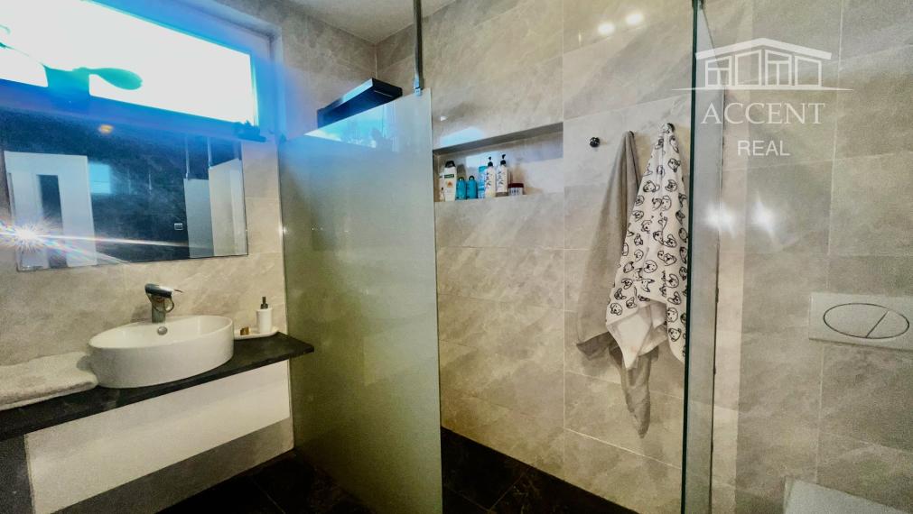 NÁDHERNÝ SLNEČNÝ POZEMOK POD LESOM (1427M2) S KOMPLETNE ZARIADENÝM 4-IZBOVÝM MOBILNÝM DOMOM (100M2) - PEKNÁ CESTA RAČA