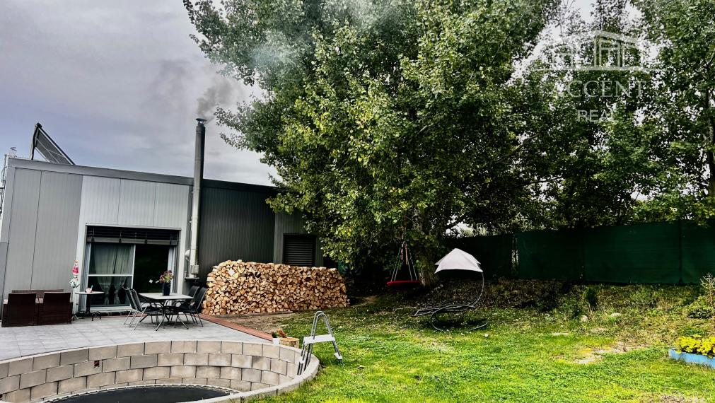 NÁDHERNÝ SLNEČNÝ POZEMOK POD LESOM (1427M2) S KOMPLETNE ZARIADENÝM 4-IZBOVÝM MOBILNÝM DOMOM (100M2) - PEKNÁ CESTA RAČA