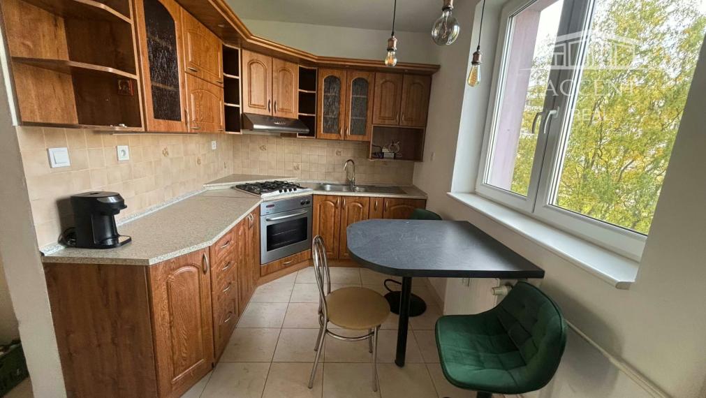 PRENÁJOM - 2 IZBOVÝ ZREKONŠTRUOVANÝ BYT V BLÍZKOSTI CENTRA MESTA V TRENČÍNE .