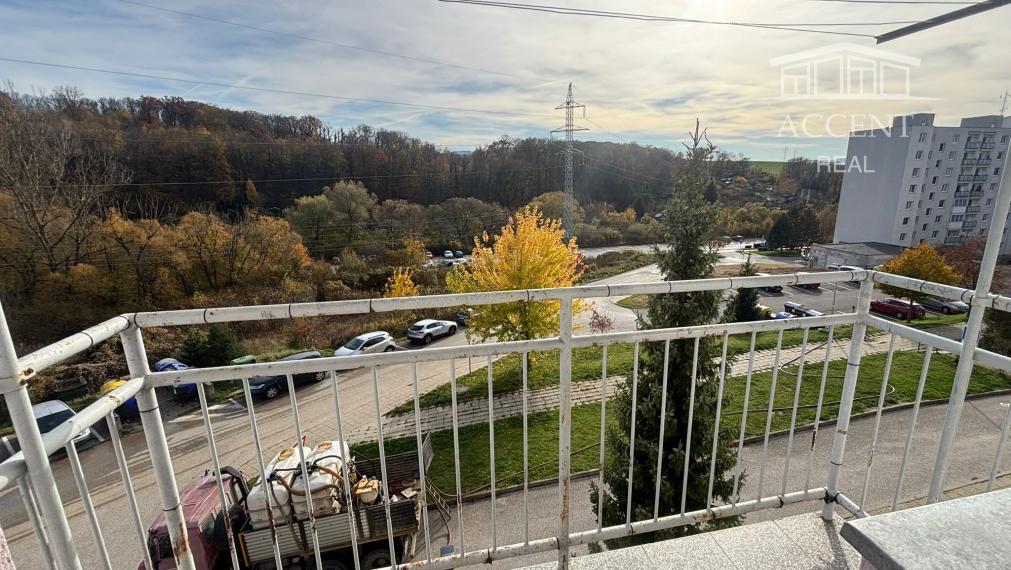 PRENÁJOM - 2 IZBOVÝ ZREKONŠTRUOVANÝ BYT V BLÍZKOSTI CENTRA MESTA V TRENČÍNE .