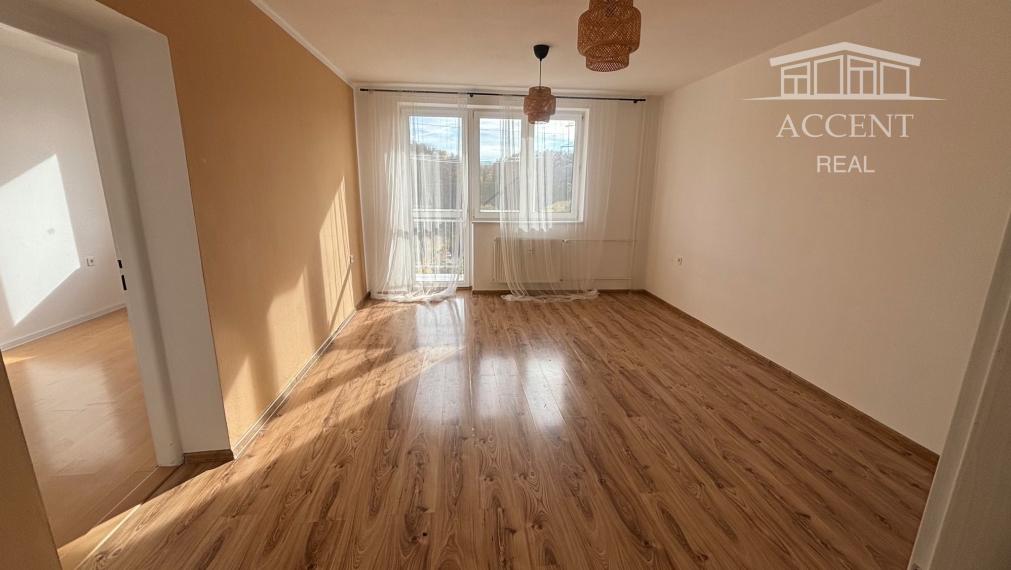 PRENÁJOM - 2 IZBOVÝ ZREKONŠTRUOVANÝ BYT V BLÍZKOSTI CENTRA MESTA V TRENČÍNE .