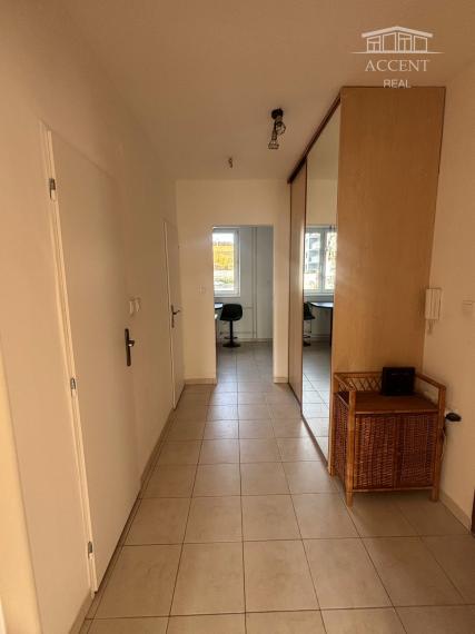 PRENÁJOM - 2 IZBOVÝ ZREKONŠTRUOVANÝ BYT V BLÍZKOSTI CENTRA MESTA V TRENČÍNE .