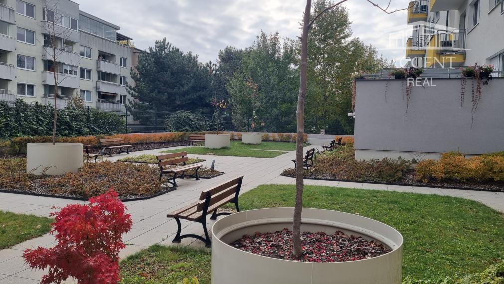 PREDAJ KRÁSNEJ 2 - IZBOVEJ NOVOSTAVBY(84,3M2) S VEĽKOU TERASOU(26,70m2),PARKOVACÍM MIESTOM A PIVNIČNOU KOBKOU