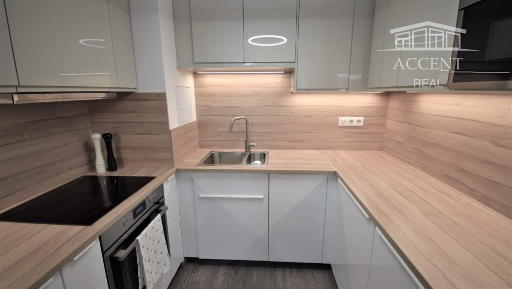 VEĽMI PEKNÝ DVOJIZBOVÝ BYT S KLIMATIZÁCIOU A PARKINGOM(60M2) V NOVOSTAVBE STEIN - STARÉ MESTOMESTO