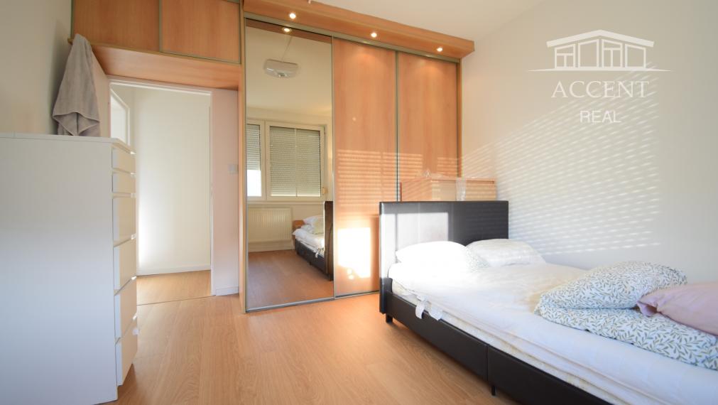 PRIESTRANNÝ 2-IZBOVÝ BYT S BALKÓNOM A PIVNICOU(57M2) - DVOJKRÍŽNA ULICA